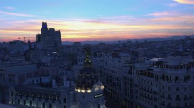 Gün batımı Madrid Gran Via Rating çatı üstten Metropolis görünüm 4k, panorama, gerçek zamanlı