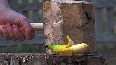 Ağır çekim bir çekiç devi tarafından ezilmiş gıda hazırlama