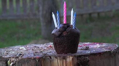 Ağır çekim bir çekiç devi tarafından ezilmiş gıda hazırlama