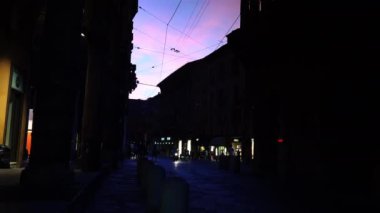 Bologna, İtalya - 2018 yaklaşık: Bologna ve iki kule Torri Garisenda ve Torri Asinelli meydanı Piazza di Porta Ravegnana