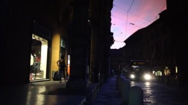 Bologna, İtalya - 2018 yaklaşık: Bologna ve iki kule Torri Garisenda ve Torri Asinelli meydanı Piazza di Porta Ravegnana