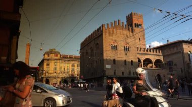 Bologna, İtalya - 2018 yaklaşık: Rizzoli sokak görünümü ile ünlü iki kule Bologna Via. Asinelli ve Garisella, adlı iki Ortaçağ kule şehir dönüm noktası vardır. Ultra hd 4k, gerçek zamanlı