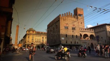 Bologna, İtalya - 2018 yaklaşık: Rizzoli sokak görünümü ile ünlü iki kule Bologna Via. Asinelli ve Garisella, adlı iki Ortaçağ kule şehir dönüm noktası vardır. Ultra hd 4k, gerçek zamanlı