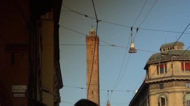 Bologna, İtalya - 2018 yaklaşık: Rizzoli sokak görünümü ile ünlü iki kule Bologna Via. Asinelli ve Garisella, adlı iki Ortaçağ kule şehir dönüm noktası vardır. Ultra hd 4k, gerçek zamanlı