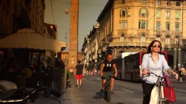 Bologna, İtalya - 2018 yaklaşık: Rizzoli sokak görünümü ile ünlü iki kule Bologna Via. Asinelli ve Garisella, adlı iki Ortaçağ kule şehir dönüm noktası vardır. Ultra hd 4k, gerçek zamanlı