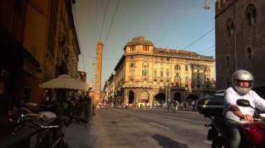 Bologna, İtalya - 2018 yaklaşık: Rizzoli sokak görünümü ile ünlü iki kule Bologna Via. Asinelli ve Garisella, adlı iki Ortaçağ kule şehir dönüm noktası vardır. Ultra hd 4k, gerçek zamanlı