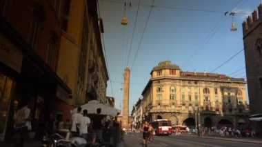 Bologna, İtalya - 2018 yaklaşık: Rizzoli sokak görünümü ile ünlü iki kule Bologna Via. Asinelli ve Garisella, adlı iki Ortaçağ kule şehir dönüm noktası vardır. Ultra hd 4k, gerçek zamanlı