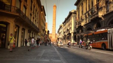 Bologna, İtalya - 2018 yaklaşık: Rizzoli sokak görünümü ile ünlü iki kule Bologna Via. Asinelli ve Garisella, adlı iki Ortaçağ kule şehir dönüm noktası vardır. Ultra hd 4k, gerçek zamanlı