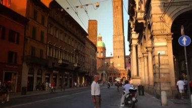 Bologna, İtalya - 2018 yaklaşık: Rizzoli sokak görünümü ile ünlü iki kule Bologna Via. Asinelli ve Garisella, adlı iki Ortaçağ kule şehir dönüm noktası vardır. Ultra hd 4k, gerçek zamanlı