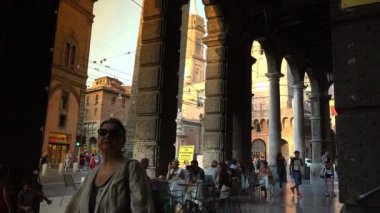 Bologna, İtalya - 2018 yaklaşık: Bologna ve iki kule Torri Garisenda ve Torri Asinelli meydanı Piazza di Porta Ravegnana