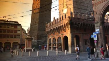 Bologna, İtalya - 2018 yaklaşık: Bologna ve iki kule Torri Garisenda ve Torri Asinelli meydanı Piazza di Porta Ravegnana