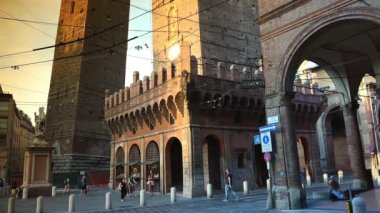 Bologna, İtalya - 2018 yaklaşık: Bologna ve iki kule Torri Garisenda ve Torri Asinelli meydanı Piazza di Porta Ravegnana