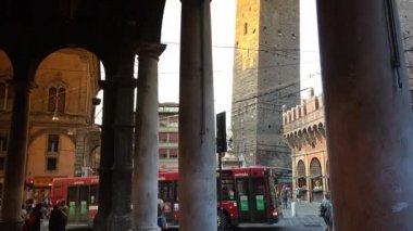Bologna, İtalya - 2018 yaklaşık: Bologna ve iki kule Torri Garisenda ve Torri Asinelli meydanı Piazza di Porta Ravegnana