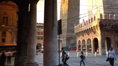Bologna, İtalya - 2018 yaklaşık: Bologna ve iki kule Torri Garisenda ve Torri Asinelli meydanı Piazza di Porta Ravegnana