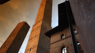 Bologna, İtalya - 2018 yaklaşık: Bologna ve iki kule Torri Garisenda ve Torri Asinelli meydanı Piazza di Porta Ravegnana