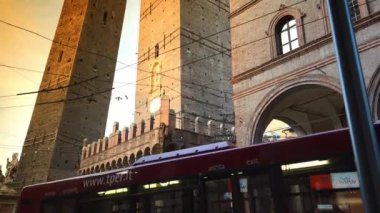 Bologna, İtalya - 2018 yaklaşık: Bologna ve iki kule Torri Garisenda ve Torri Asinelli meydanı Piazza di Porta Ravegnana