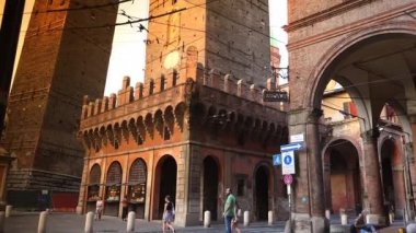 Bologna, İtalya - 2018 yaklaşık: Bologna ve iki kule Torri Garisenda ve Torri Asinelli meydanı Piazza di Porta Ravegnana