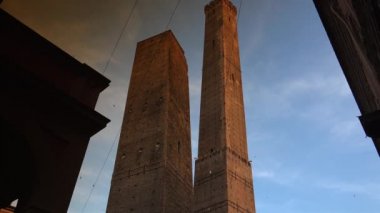 Bologna, İtalya - 2018 yaklaşık: Bologna ve iki kule Torri Garisenda ve Torri Asinelli meydanı Piazza di Porta Ravegnana