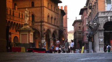 Bologna, İtalya - 2018 yaklaşık: Bologna ve iki kule Torri Garisenda ve Torri Asinelli meydanı Piazza di Porta Ravegnana
