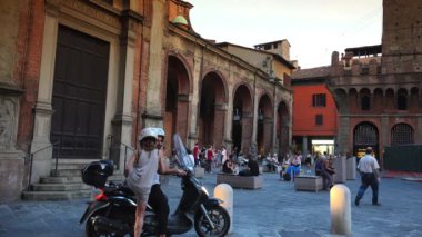 Bologna, İtalya - 2018 yaklaşık: Bologna ve iki kule Torri Garisenda ve Torri Asinelli meydanı Piazza di Porta Ravegnana