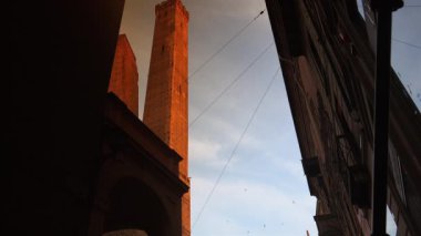 Bologna, İtalya - 2018 yaklaşık: Bologna ve iki kule Torri Garisenda ve Torri Asinelli meydanı Piazza di Porta Ravegnana