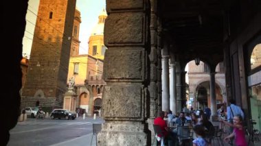 Bologna, İtalya - 2018 yaklaşık: Bologna ve iki kule Torri Garisenda ve Torri Asinelli meydanı Piazza di Porta Ravegnana