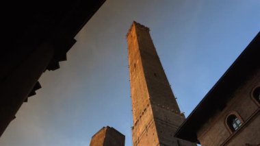 Bologna - Asinelli iki kule ve Garisenda kuleleri, Bologna, İtalya, gün batımında