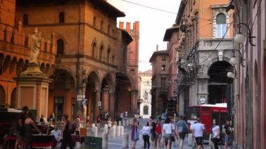 Bologna, İtalya - 2018 yaklaşık: Bologna ve iki kule Torri Garisenda ve Torri Asinelli meydanı Piazza di Porta Ravegnana