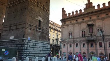 Bologna, İtalya - 2018 yaklaşık: Bologna ve iki kule Torri Garisenda ve Torri Asinelli meydanı Piazza di Porta Ravegnana