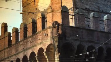 Bologna, İtalya - 2018 yaklaşık: Bologna ve iki kule Torri Garisenda ve Torri Asinelli meydanı Piazza di Porta Ravegnana