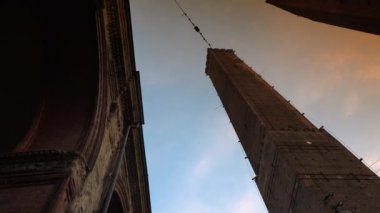 Bologna - Asinelli iki kule ve Garisenda kuleleri, Bologna, İtalya, gün batımında