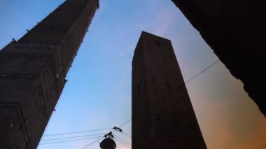 Bologna - Asinelli iki kule ve Garisenda kuleleri, Bologna, İtalya, gün batımında