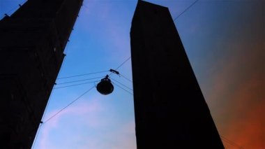 Bologna - Asinelli iki kule ve Garisenda kuleleri, Bologna, İtalya, gün batımında