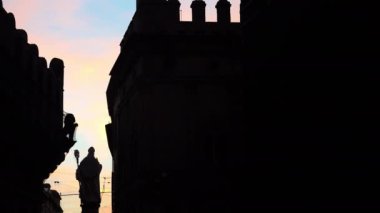 Bologna, İtalya - 2018 yaklaşık: Bologna ve iki kule Torri Garisenda ve Torri Asinelli meydanı Piazza di Porta Ravegnana