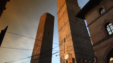 Bologna - Asinelli iki kule ve Garisenda kuleleri, Bologna, İtalya, gün batımında