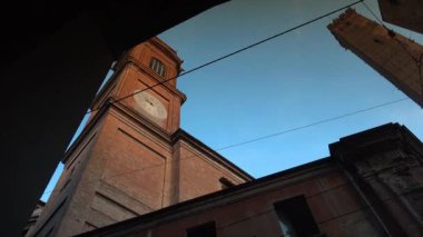Bologna, İtalya - 2018 yaklaşık: Bologna ve iki kule Torri Garisenda ve Torri Asinelli meydanı Piazza di Porta Ravegnana