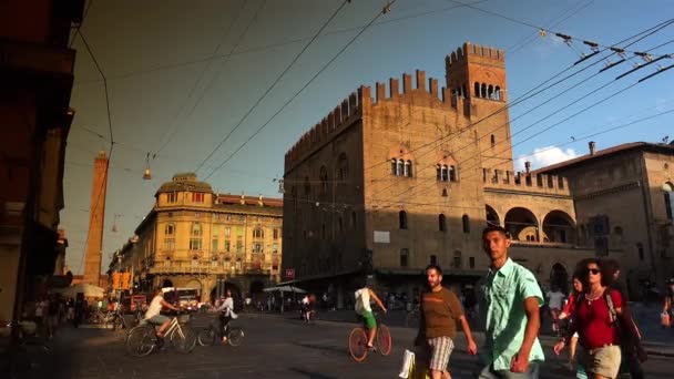 ボローニャ イタリア 2018 ボローニャの有名な二つの塔を持つリッツォーリ ストリート ビューを介して アシネッリと Garisella という つの中世の塔は — ストック動画