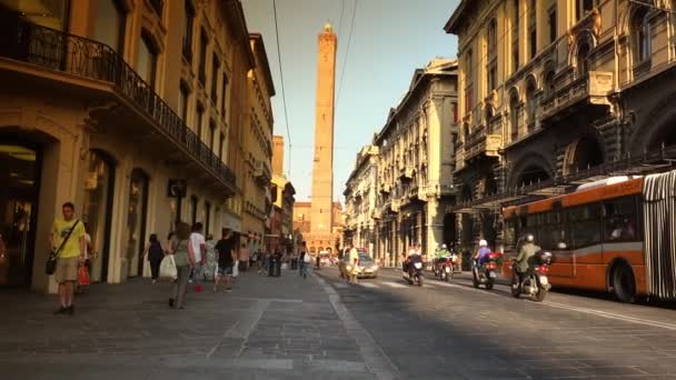 Bologna Talya 2018 Yaklaşık Rizzoli Sokak Görünümü Ile Ünlü Iki — Stok video