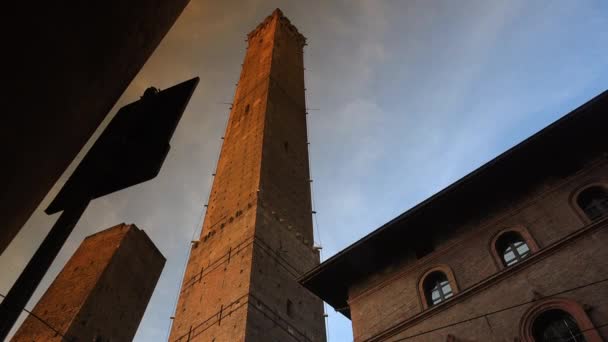 Bologna Itália Cerca 2018 Praça Piazza Porta Ravegnana Bolonha Duas — Vídeo de Stock