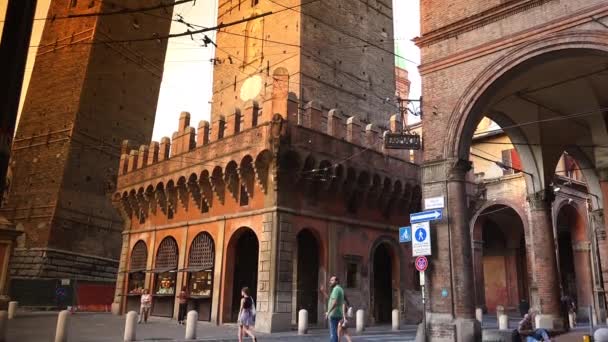 Bologna Itália Cerca 2018 Praça Piazza Porta Ravegnana Bolonha Duas — Vídeo de Stock