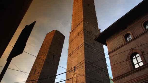 Bologna Italy 2018 Square Piazza Porta Ravegnana Bologna Tower Torri – stockvideo