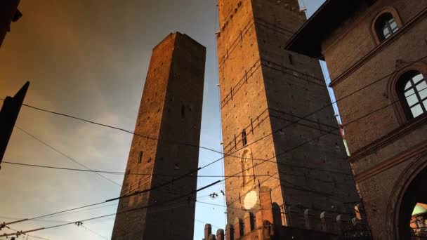 Dwie Wieże Bolonii Asinelli Garisenda Wieże Bolonia Włochy Zachodzie Słońca — Wideo stockowe
