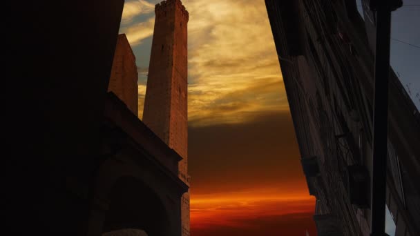 Dos Torres Bolonia Torres Asinelli Garisenda Bolonia Italia Atardecer — Vídeo de stock