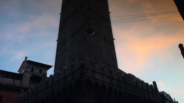 二つボローニャ アシネッリの塔とガリゼンダの塔 ボローニャ イタリア 夕暮れ時 — ストック動画