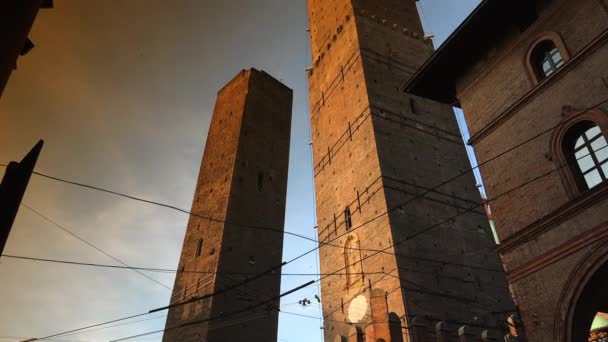 Δύο Πύργοι Της Μπολόνια Ασινέλλι Και Garisenda Πύργους Μπολόνια Ιταλία — Αρχείο Βίντεο