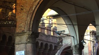 Bologna, İtalya - 2018 yaklaşık: Bologna ve iki kule Torri Garisenda ve Torri Asinelli meydanı Piazza di Porta Ravegnana