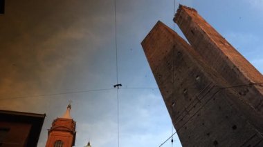 Bologna - Asinelli iki kule ve Garisenda kuleleri, Bologna, İtalya, gün batımında