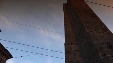 Bologna - Asinelli iki kule ve Garisenda kuleleri, Bologna, İtalya, gün batımında