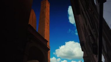 Bologna - Asinelli iki kule ve Garisenda kuleleri, Bologna, İtalya, gün batımında