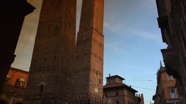 Δύο Πύργοι Της Μπολόνια Ασινέλλι Και Garisenda Πύργους Μπολόνια Ιταλία — Αρχείο Βίντεο